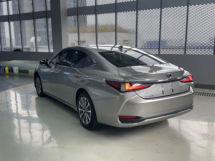 Фото 5 - Lexus ES