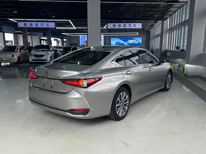 Фото 7 - Lexus ES