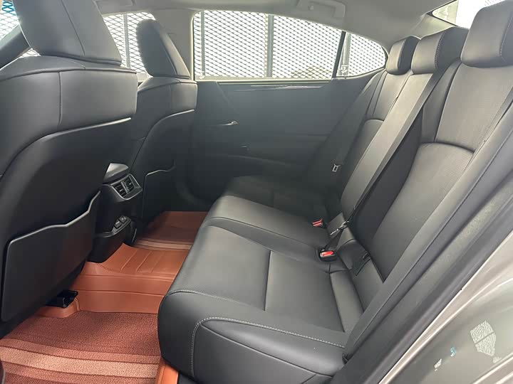 Фото 8 - Lexus ES