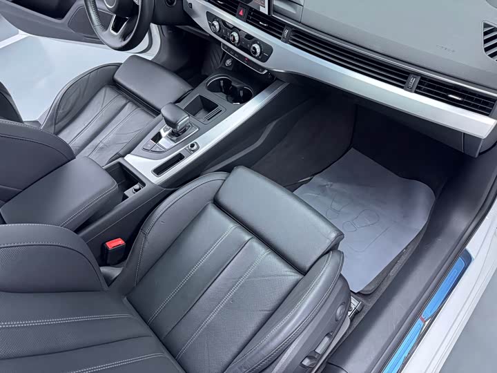 Фото 12 - Audi A4L