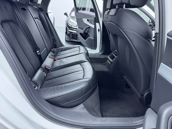 Фото 14 - Audi A4L