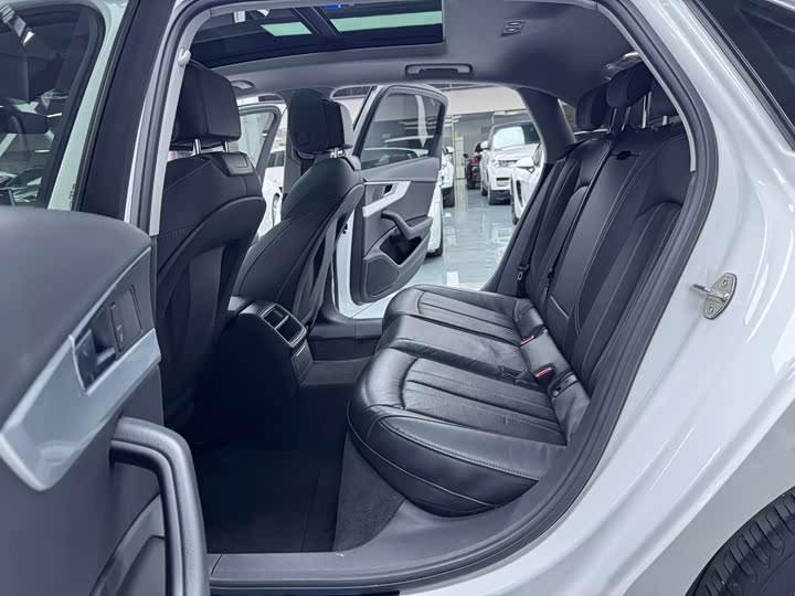 Фото 15 - Audi A4L