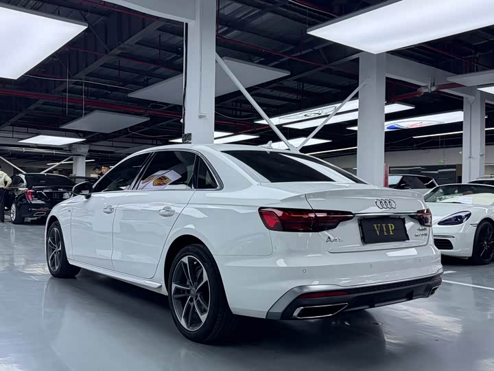 Фото 17 - Audi A4L