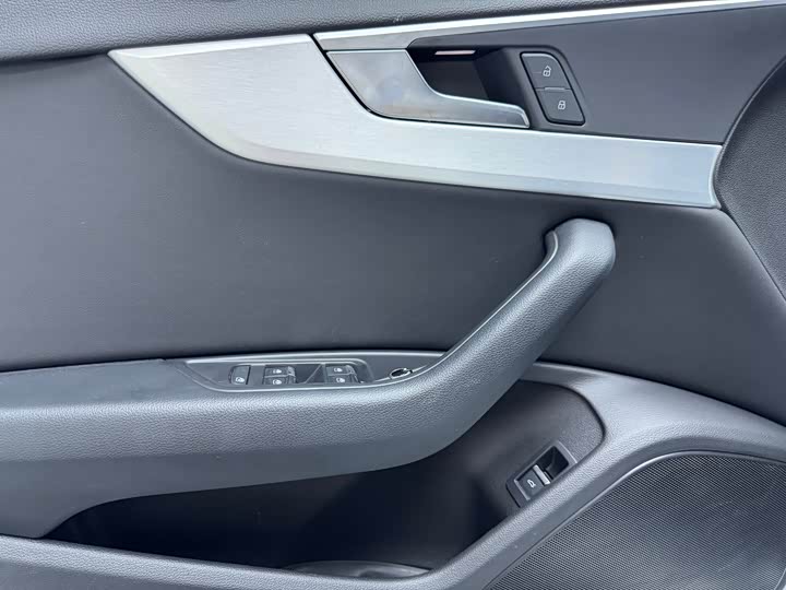 Фото 5 - Audi A4L