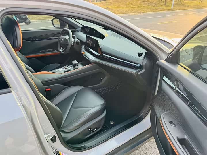 Фото 4 - Changan UNI-V