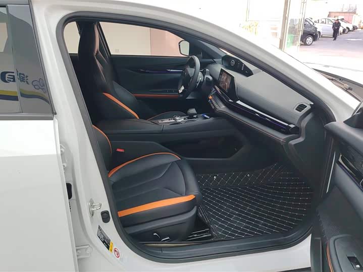 Фото 8 - Changan UNI-V