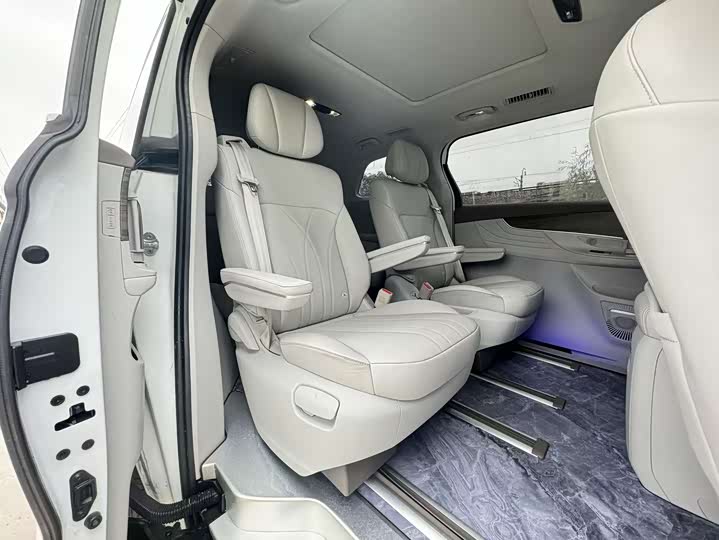 Фото 11 - Roewe iMax 8 EV