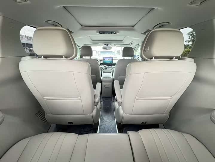 Фото 13 - Roewe iMax 8 EV