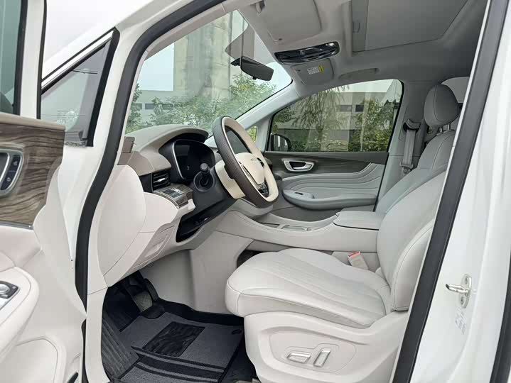 Фото 8 - Roewe iMax 8 EV