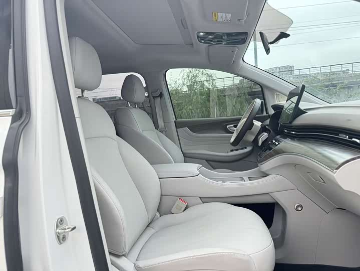 Фото 9 - Roewe iMax 8 EV