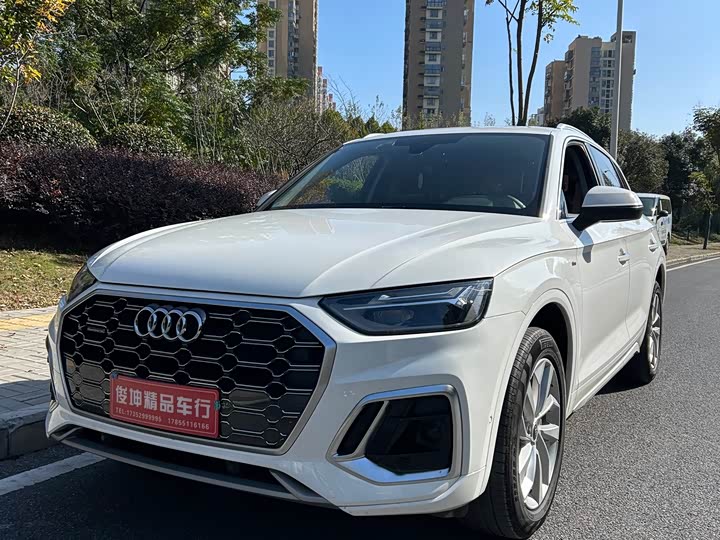 Фото 1 - Audi Q5L