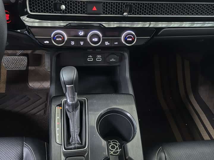 Фото 8 - Honda Civic