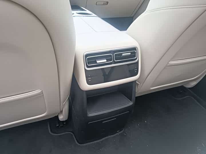 Фото 12 - LiXiang L6