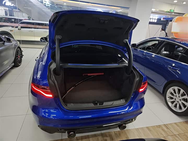 Фото 19 - Jaguar XE L