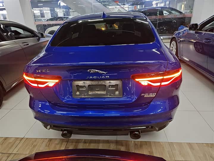 Фото 6 - Jaguar XE L