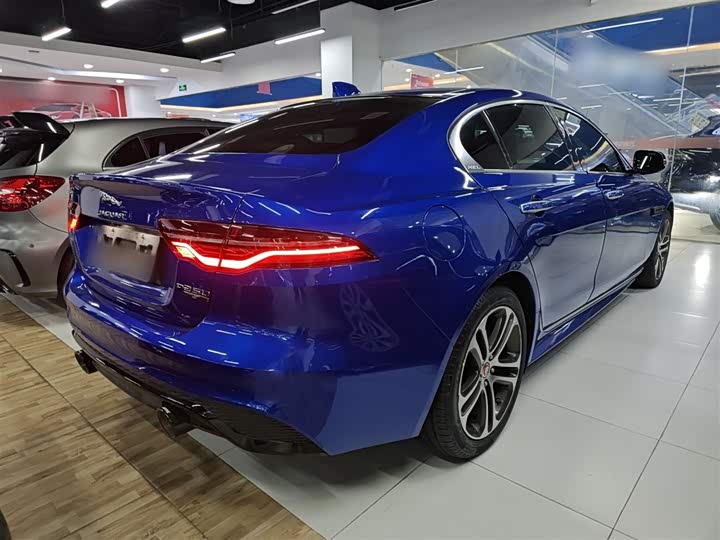 Фото 7 - Jaguar XE L