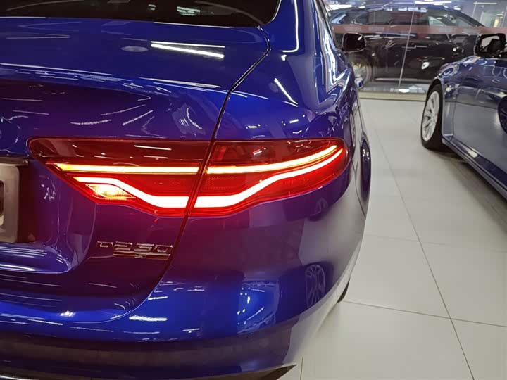 Фото 8 - Jaguar XE L