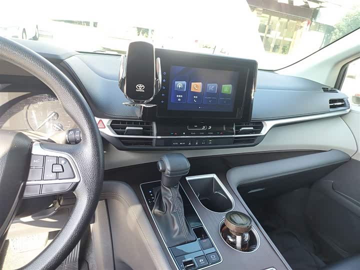 Фото 10 - Toyota Sienna