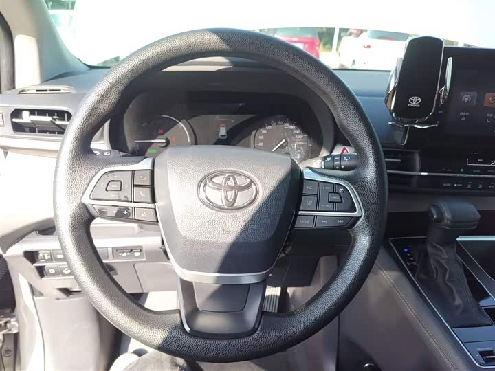 Фото 11 - Toyota Sienna