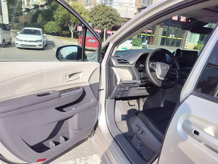 Фото 16 - Toyota Sienna