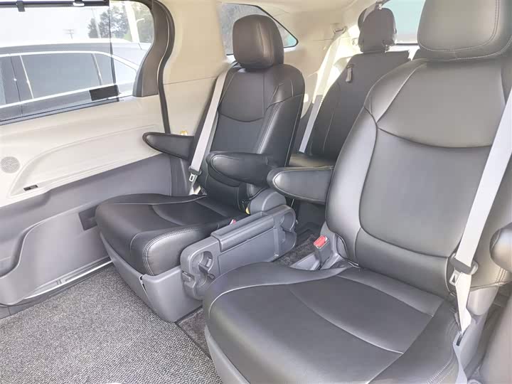 Фото 17 - Toyota Sienna