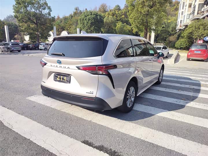 Фото 8 - Toyota Sienna