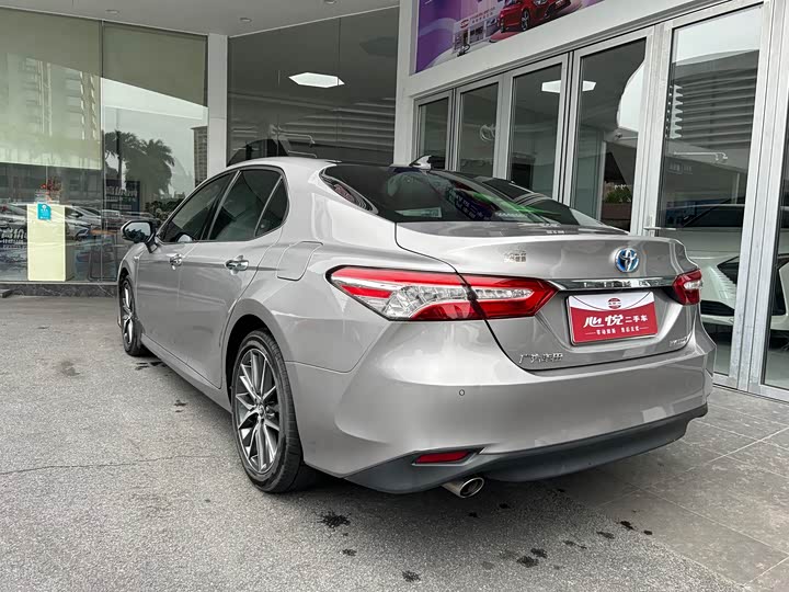 Фото 2 - Toyota Camry