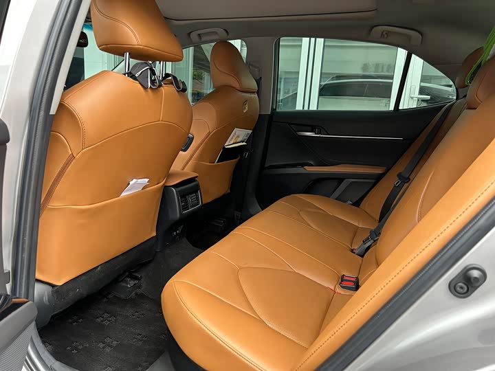 Фото 9 - Toyota Camry