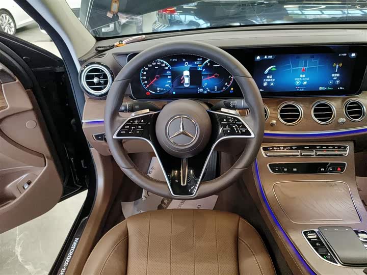 Фото 11 - Mercedes-Benz E-Class