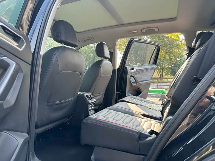 Фото 10 - Volkswagen Tiguan L Pro