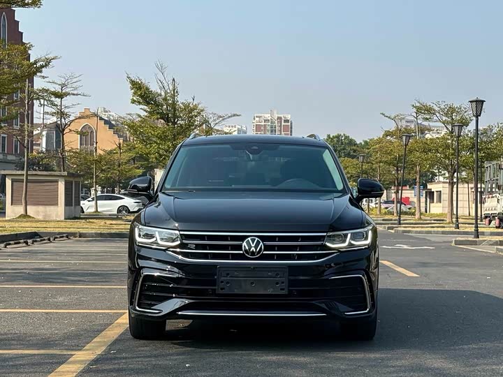 Фото 2 - Volkswagen Tiguan L Pro