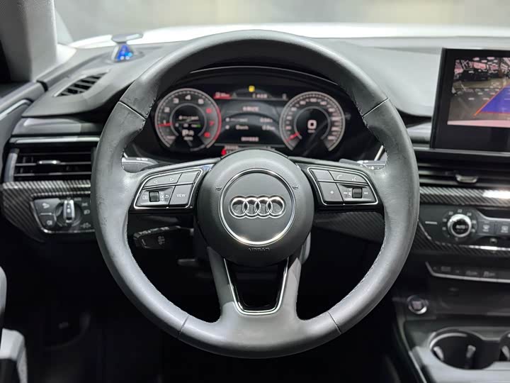 Фото 14 - Audi A4L