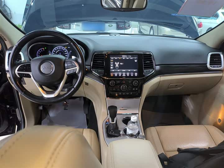 Фото 10 - Jeep Grand Cherokee