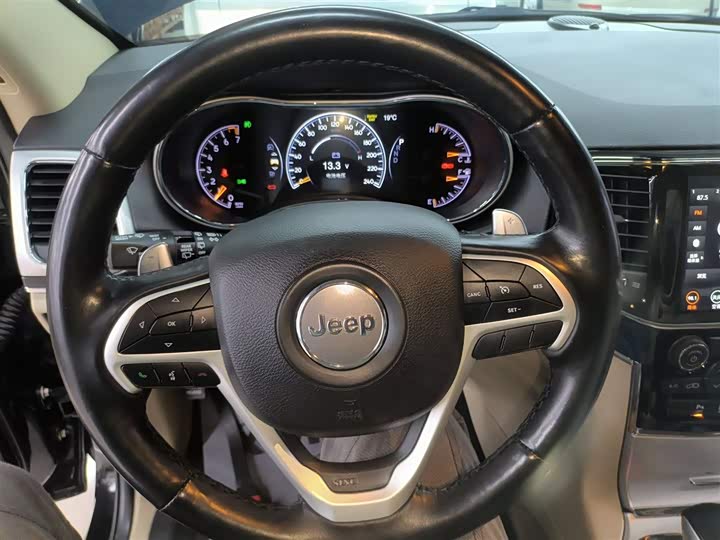 Фото 11 - Jeep Grand Cherokee