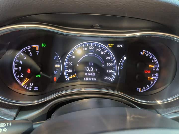 Фото 12 - Jeep Grand Cherokee