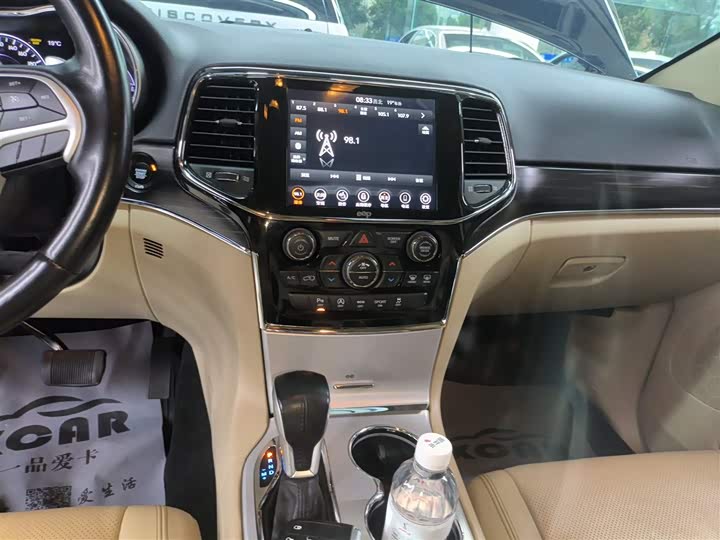 Фото 13 - Jeep Grand Cherokee