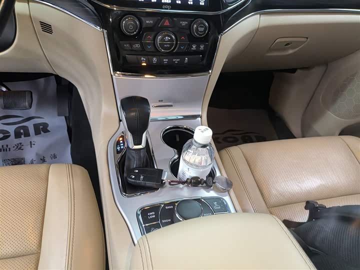 Фото 14 - Jeep Grand Cherokee