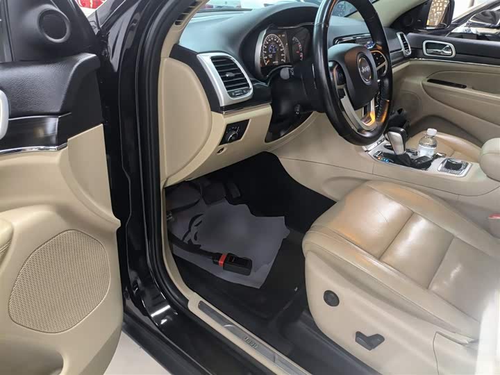 Фото 16 - Jeep Grand Cherokee