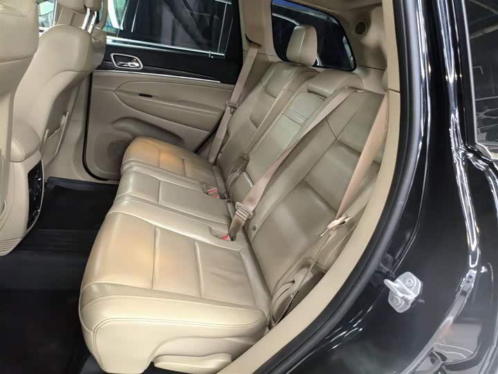 Фото 17 - Jeep Grand Cherokee