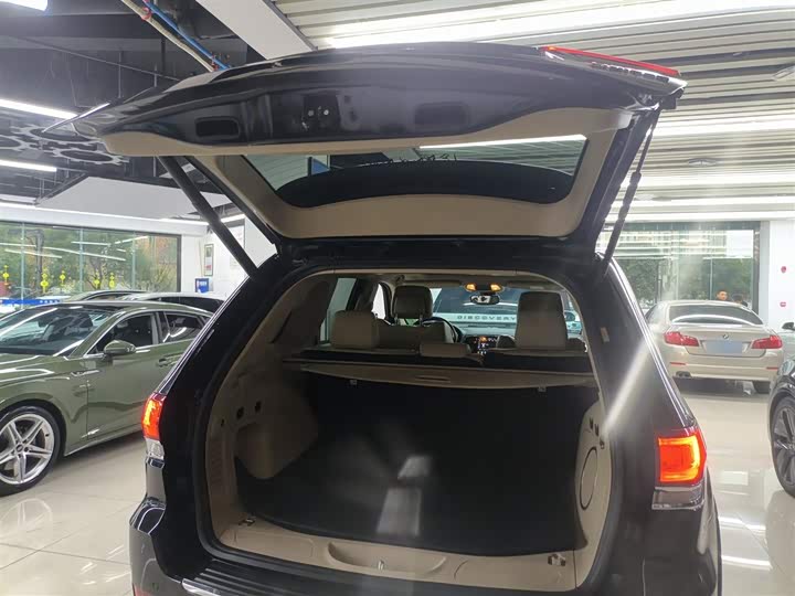 Фото 19 - Jeep Grand Cherokee