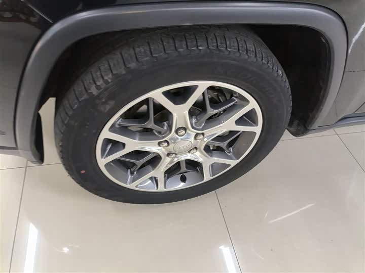 Фото 23 - Jeep Grand Cherokee