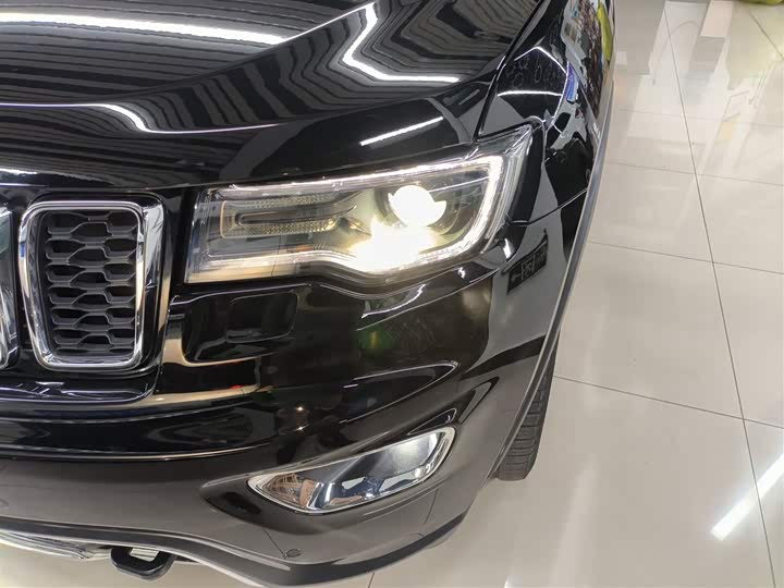 Фото 24 - Jeep Grand Cherokee