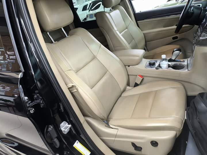 Фото 25 - Jeep Grand Cherokee