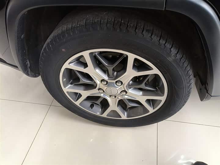 Фото 26 - Jeep Grand Cherokee