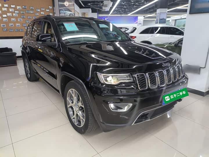 Фото 4 - Jeep Grand Cherokee