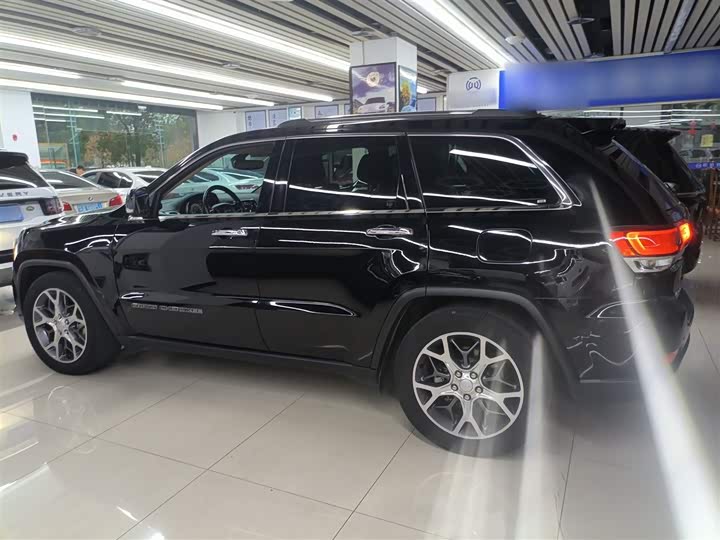 Фото 5 - Jeep Grand Cherokee