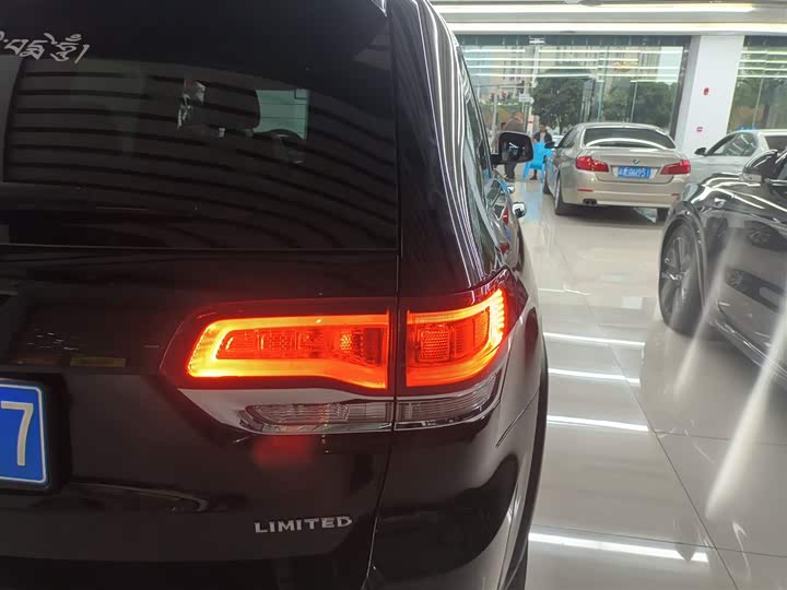 Фото 8 - Jeep Grand Cherokee