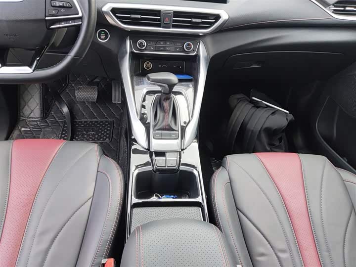 Фото 14 - Maxus Euniq 5