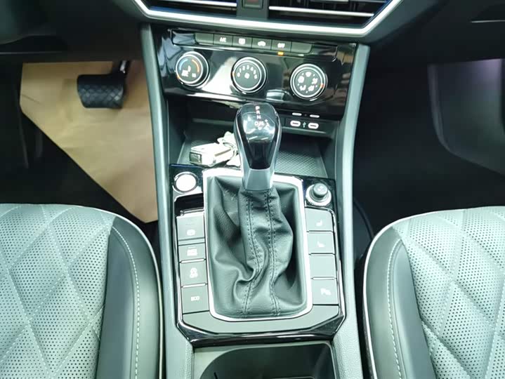 Фото 16 - Volkswagen Sagitar L