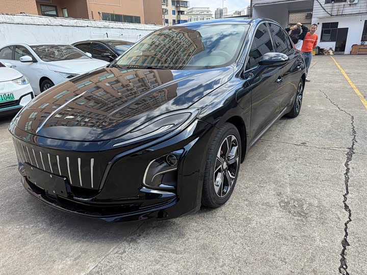 Фото 1 - Hongqi E-QM5